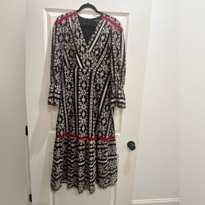 Cute Maxi dress with v-neckline and bell sleeves.